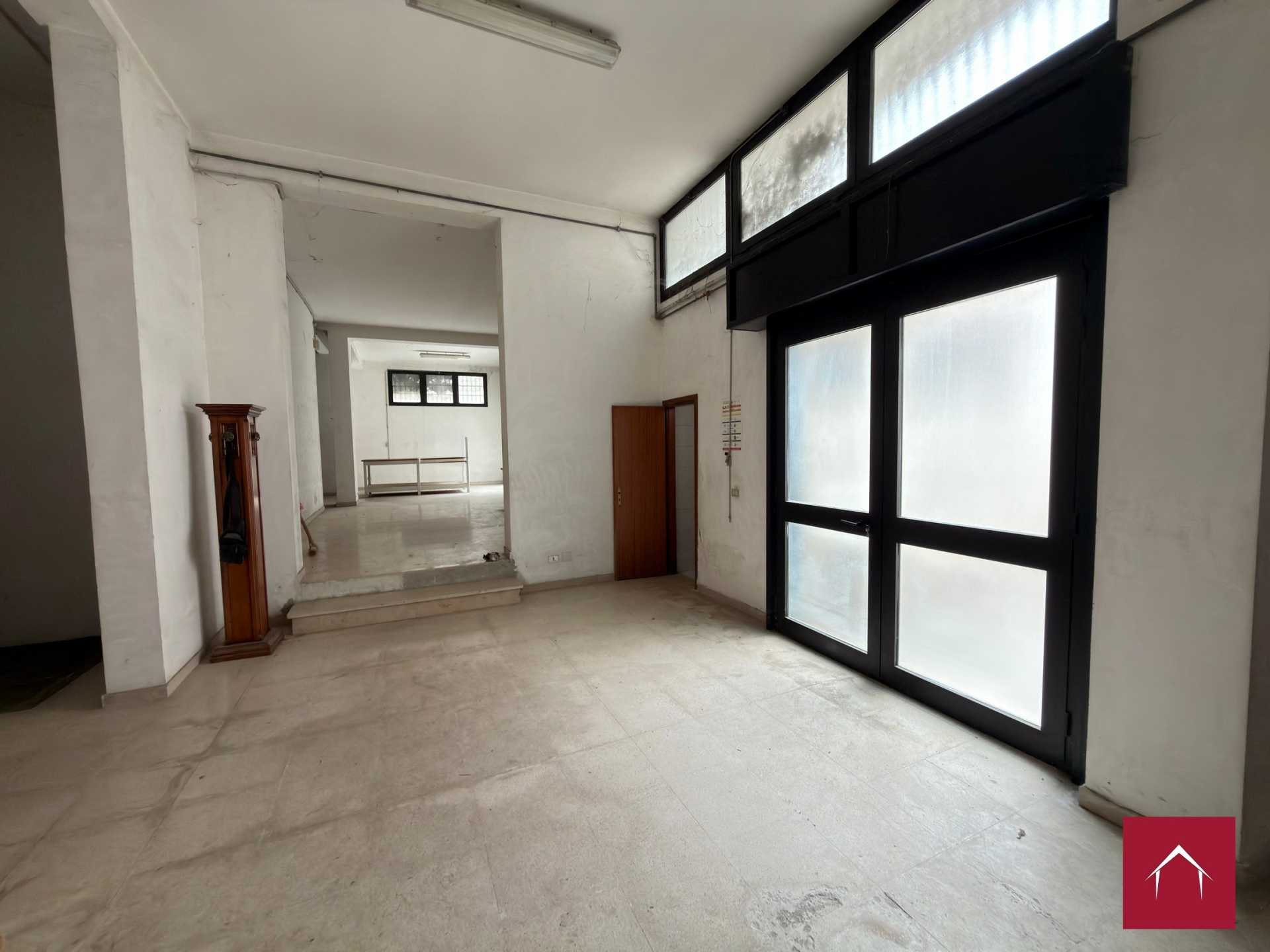 Ampio locale comm. In Via Scommegna - foto 9