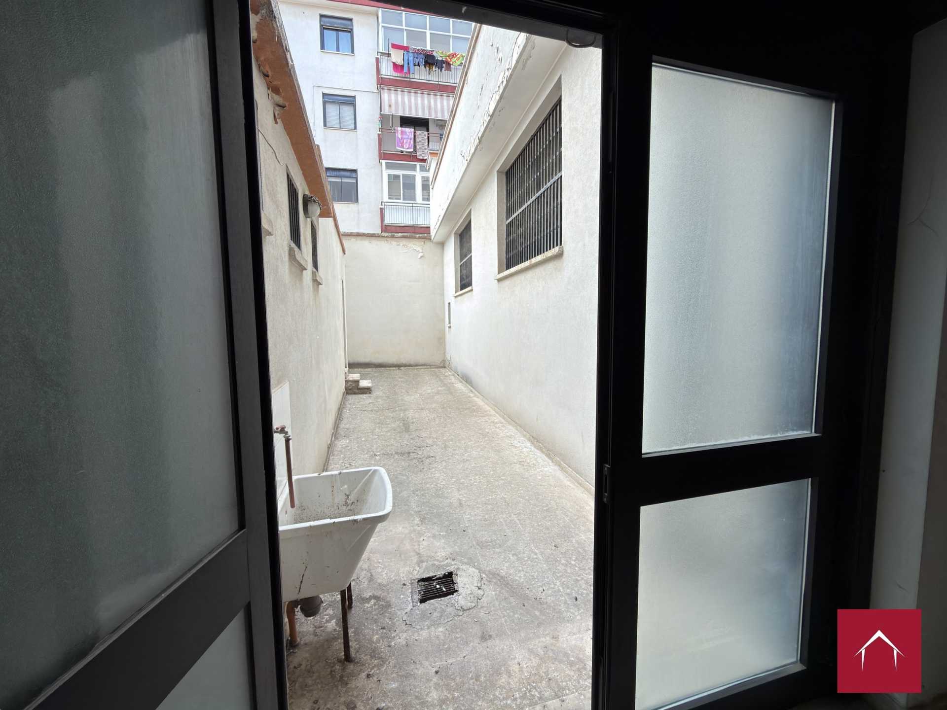 Ampio locale comm. In Via Scommegna - foto 10