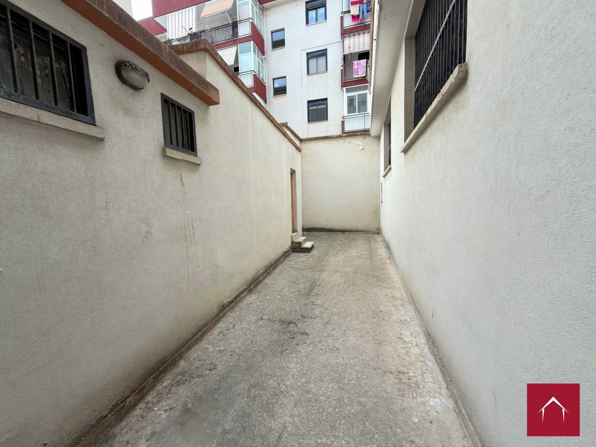 Ampio locale comm. In Via Scommegna - foto 11