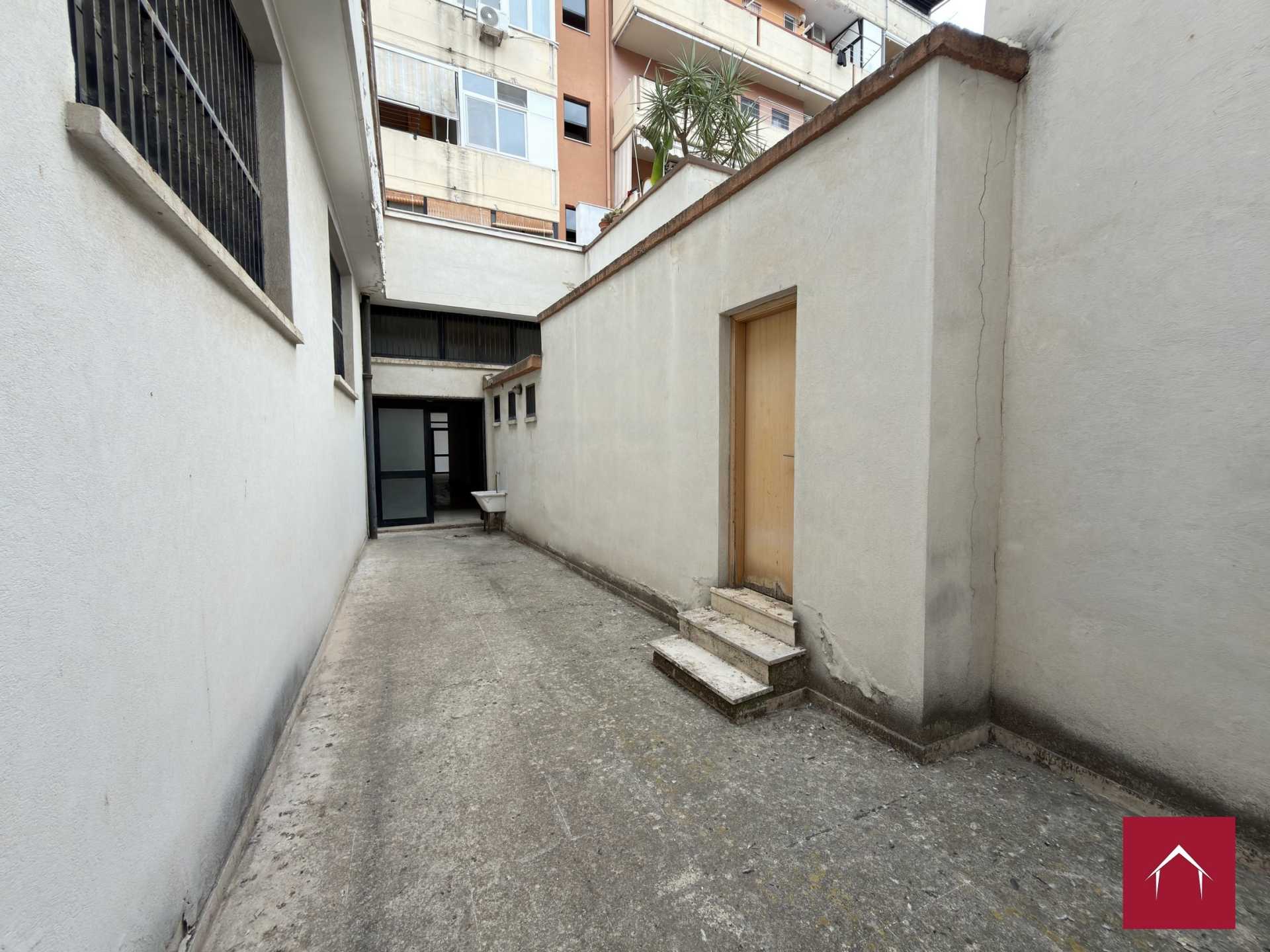 Ampio locale comm. In Via Scommegna - foto 12