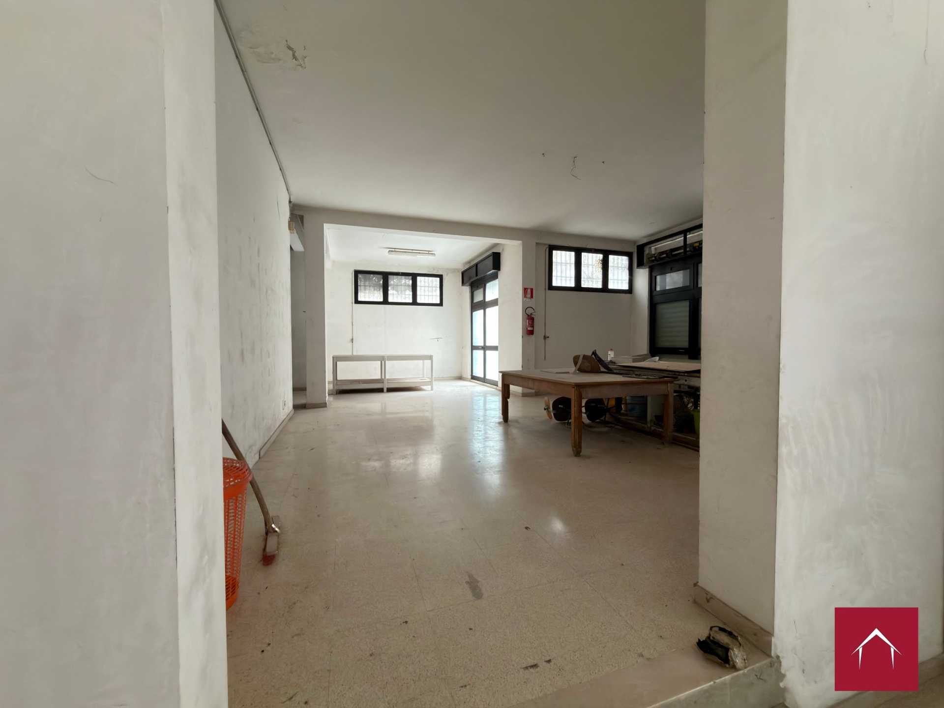 Ampio locale comm. In Via Scommegna - foto 13