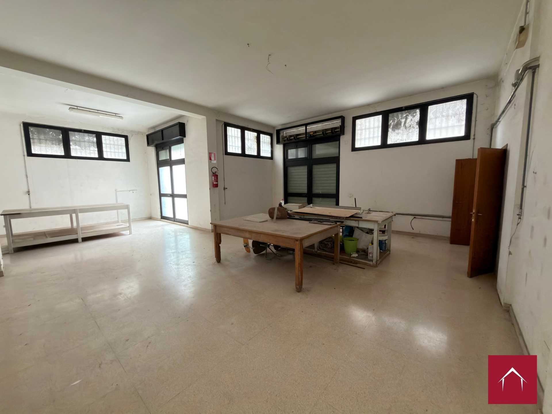 Ampio locale comm. In Via Scommegna - foto 14