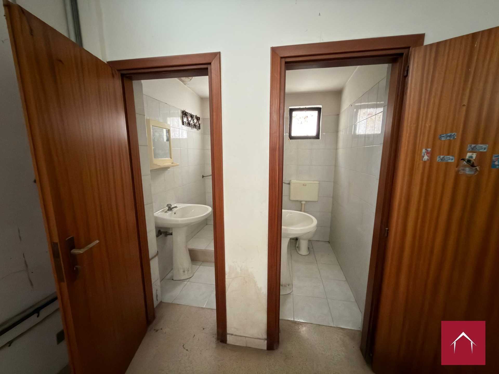 Ampio locale comm. In Via Scommegna - foto 15