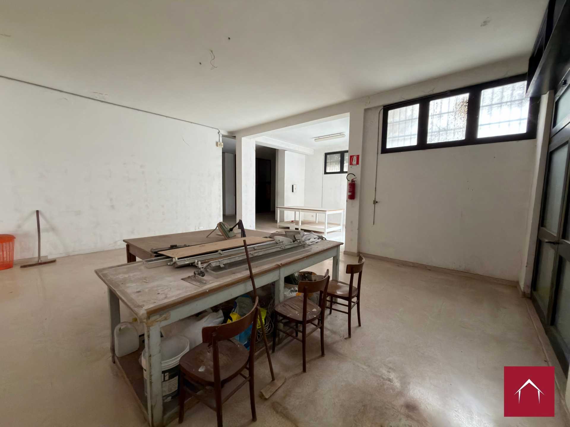 Ampio locale comm. In Via Scommegna - foto 16