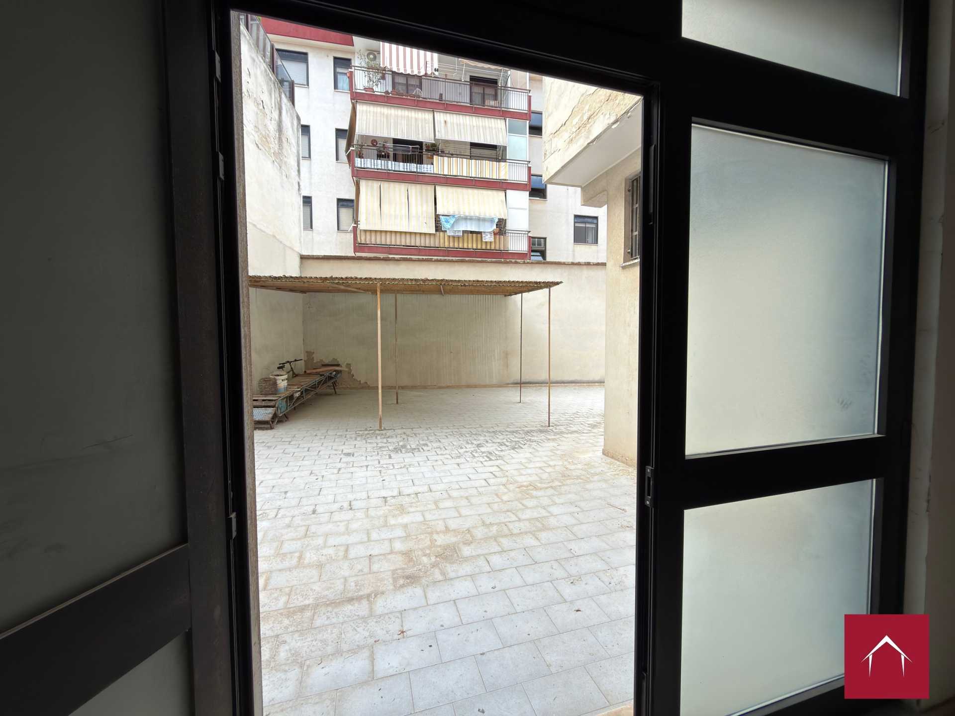 Ampio locale comm. In Via Scommegna - foto 18