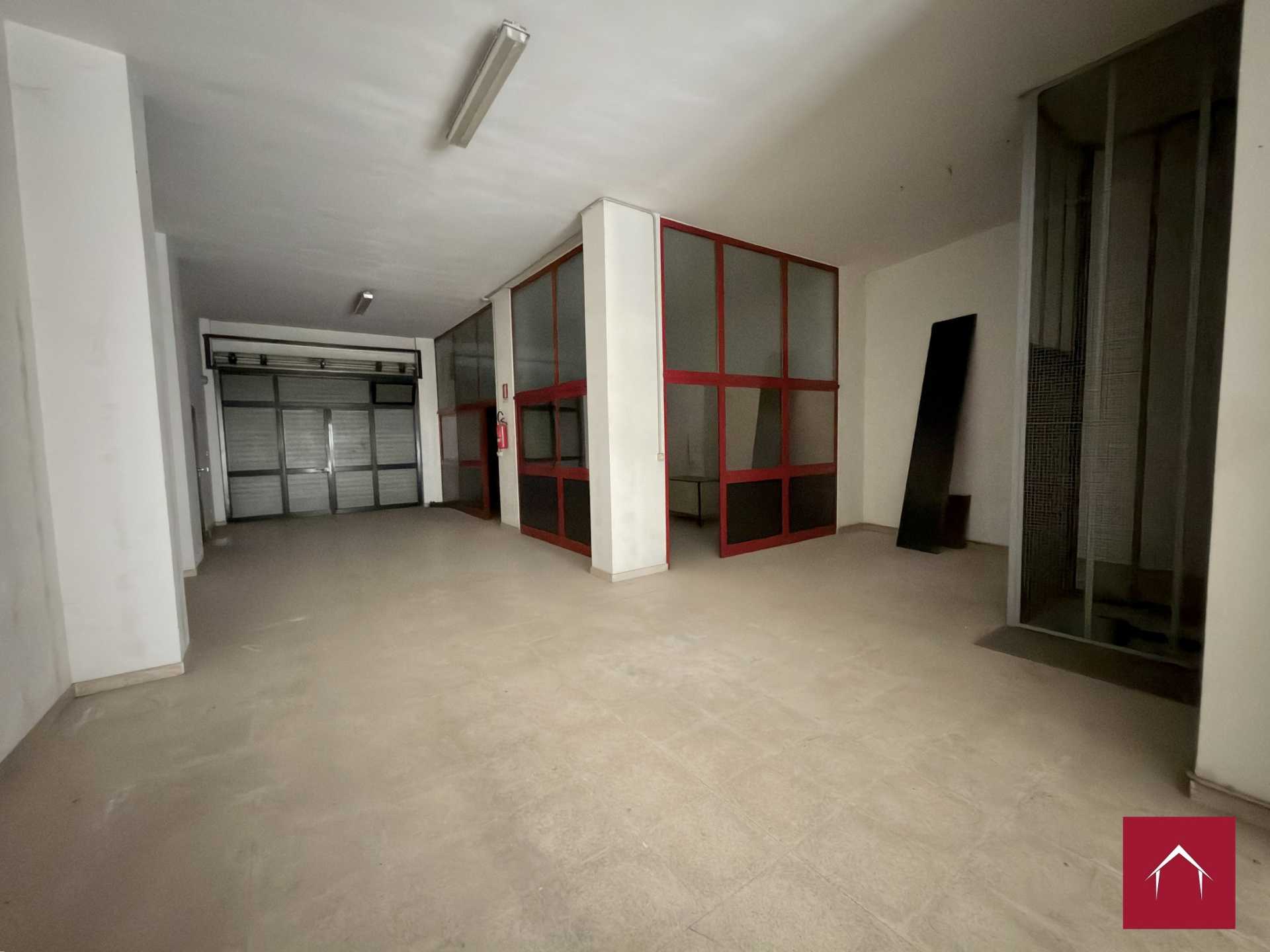 Ampio locale comm. In Via Scommegna - foto 24