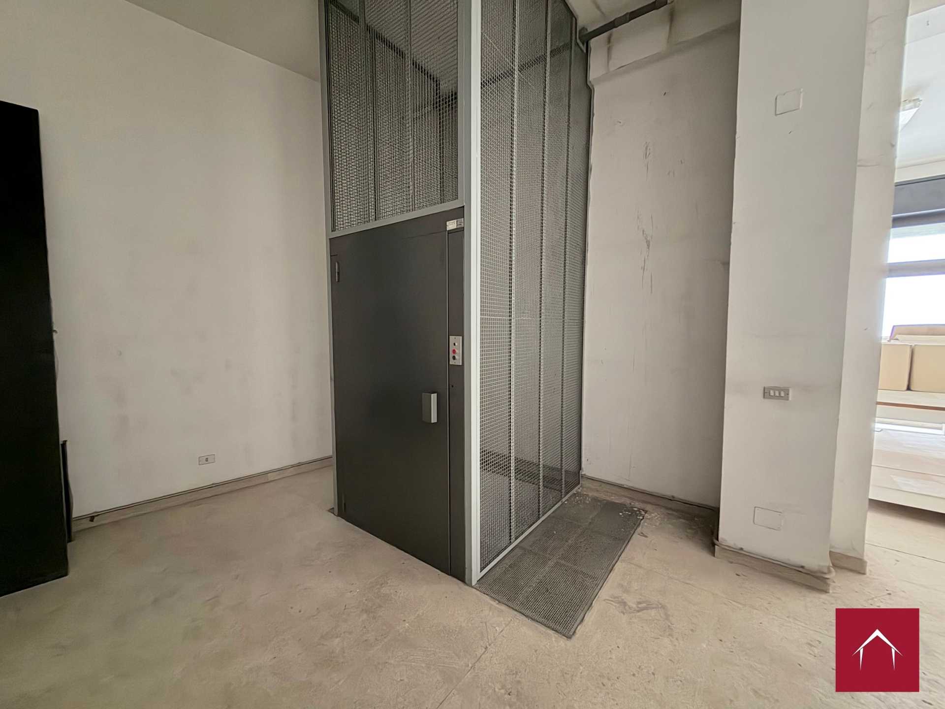 Ampio locale comm. In Via Scommegna - foto 25