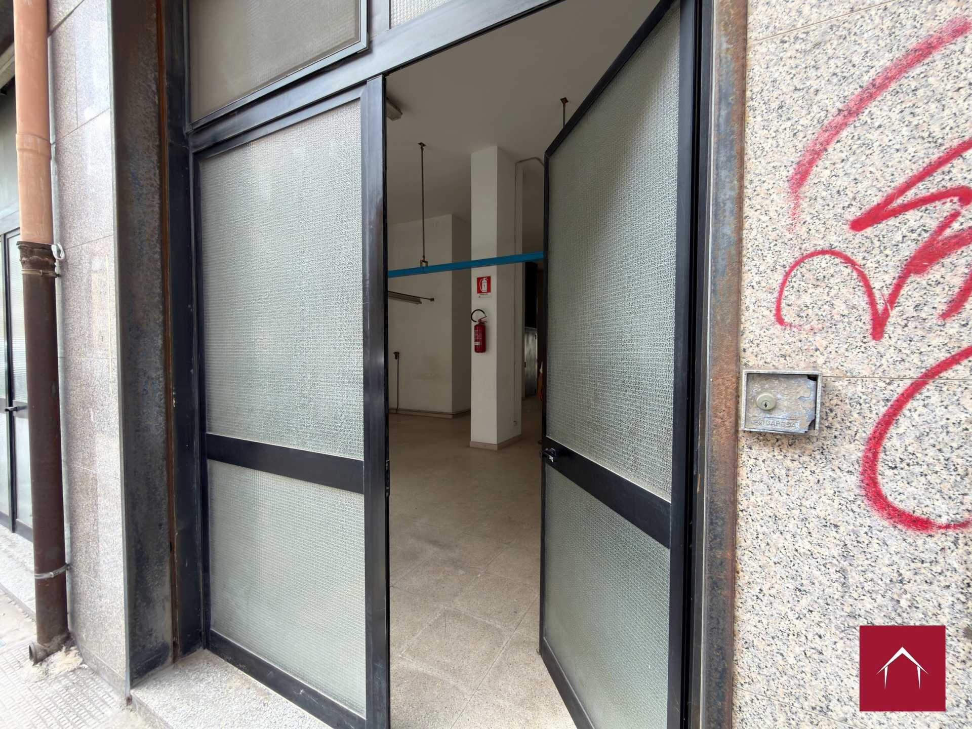 Ampio locale comm. In Via Scommegna - foto 1