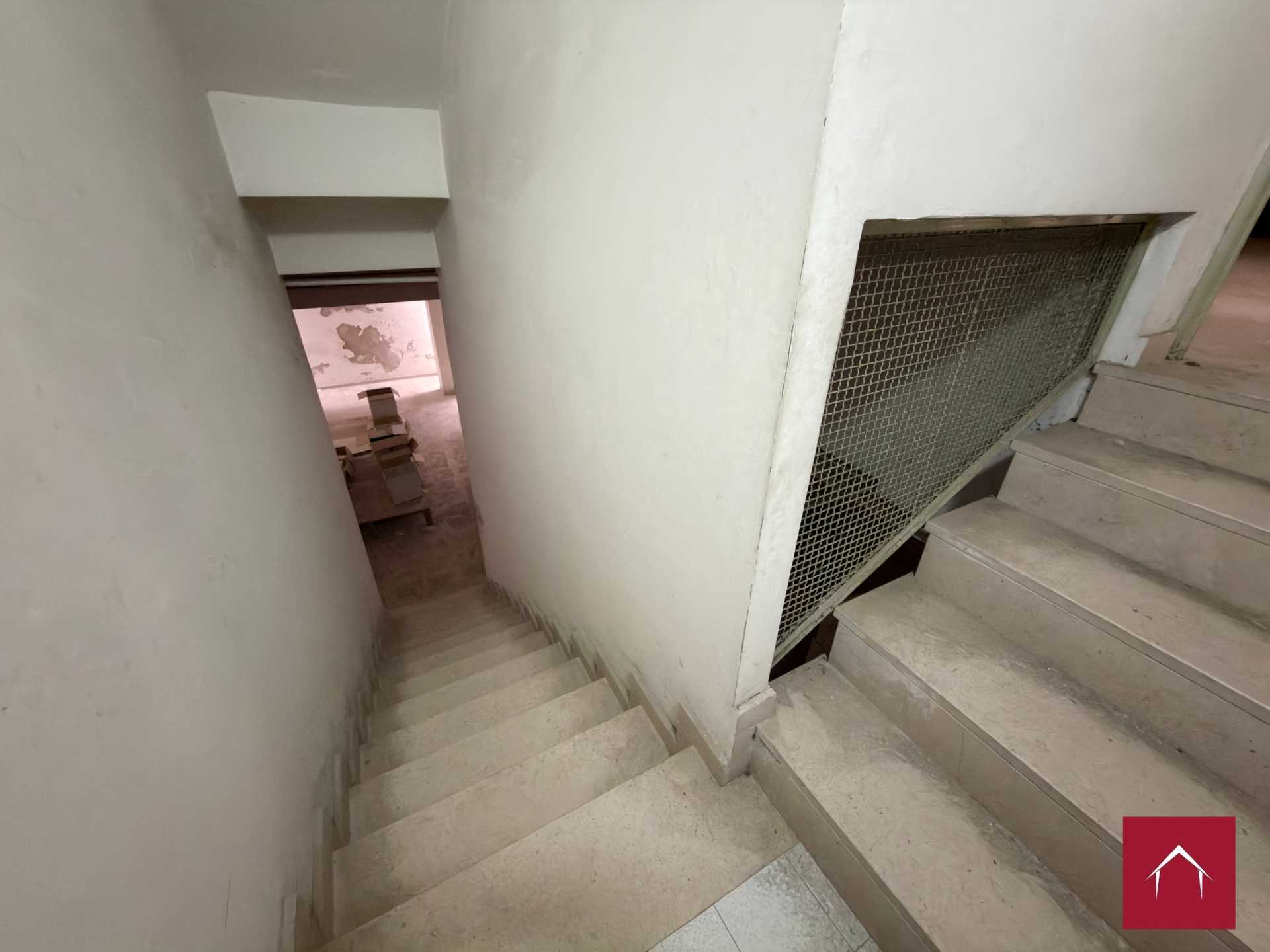 Ampio locale comm. In Via Scommegna - foto 36