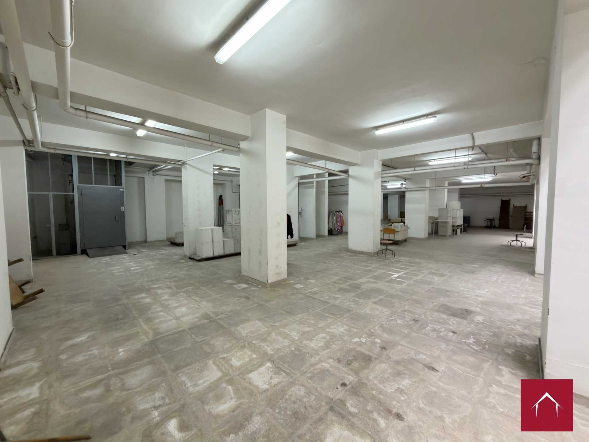 Ampio locale comm. In Via Scommegna - foto 37