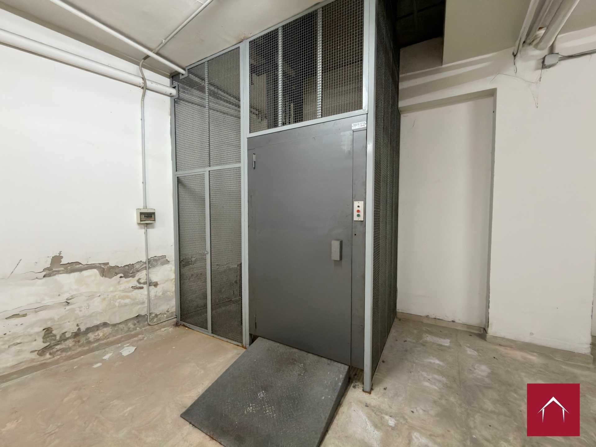 Ampio locale comm. In Via Scommegna - foto 38