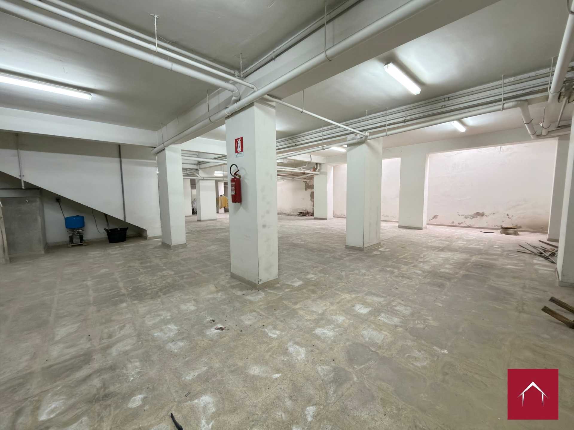 Ampio locale comm. In Via Scommegna - foto 40