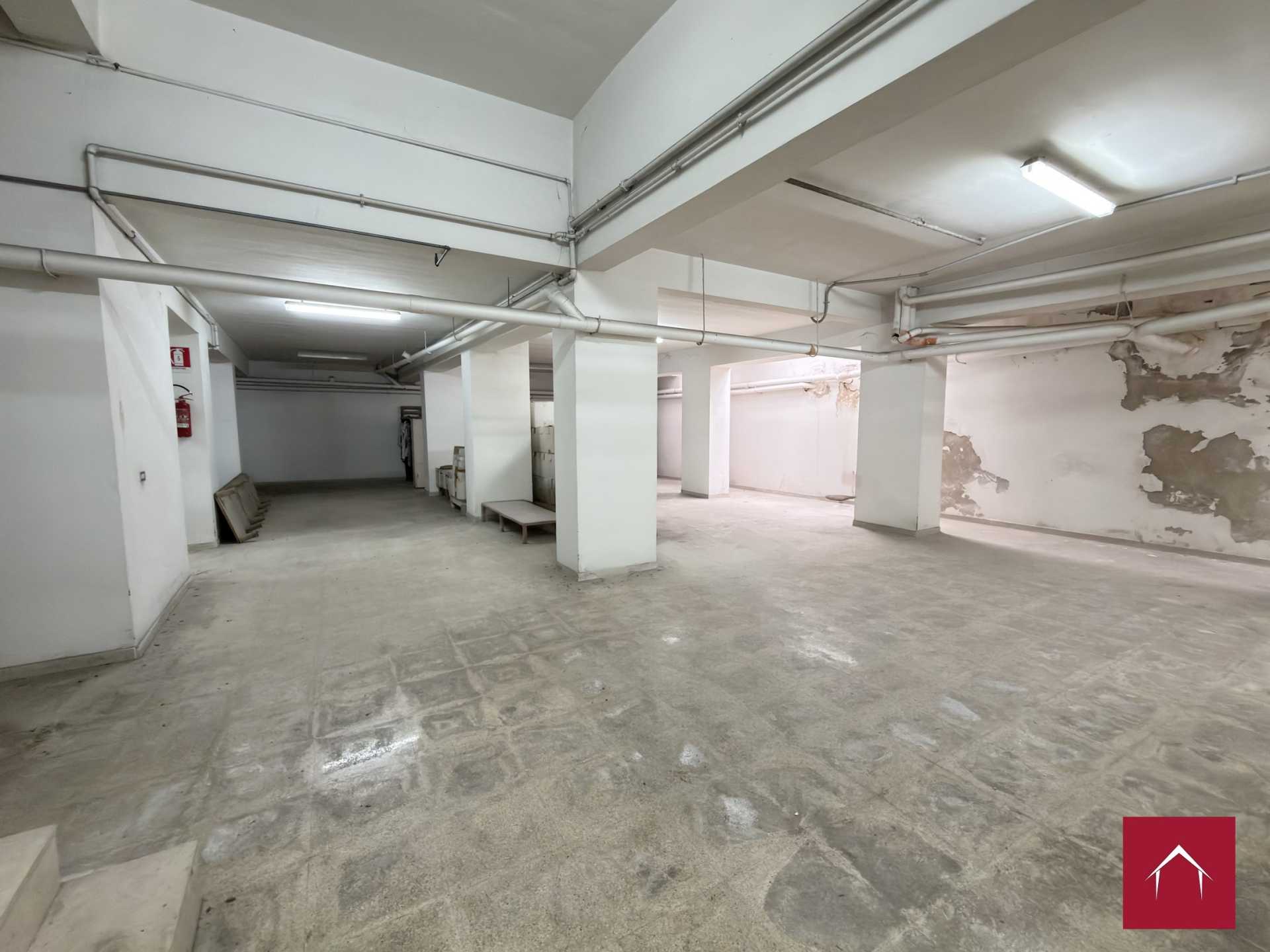 Ampio locale comm. In Via Scommegna - foto 42