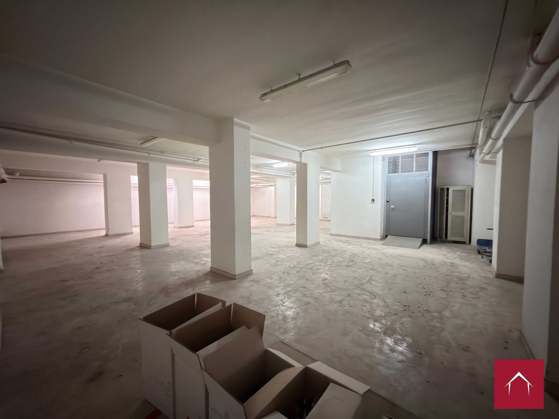Ampio locale comm. In Via Scommegna - foto 43