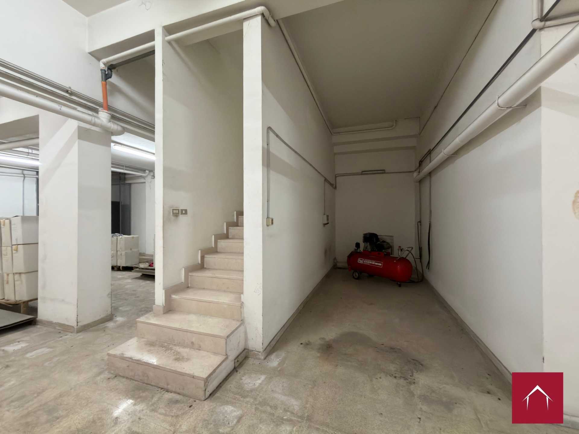 Ampio locale comm. In Via Scommegna - foto 47