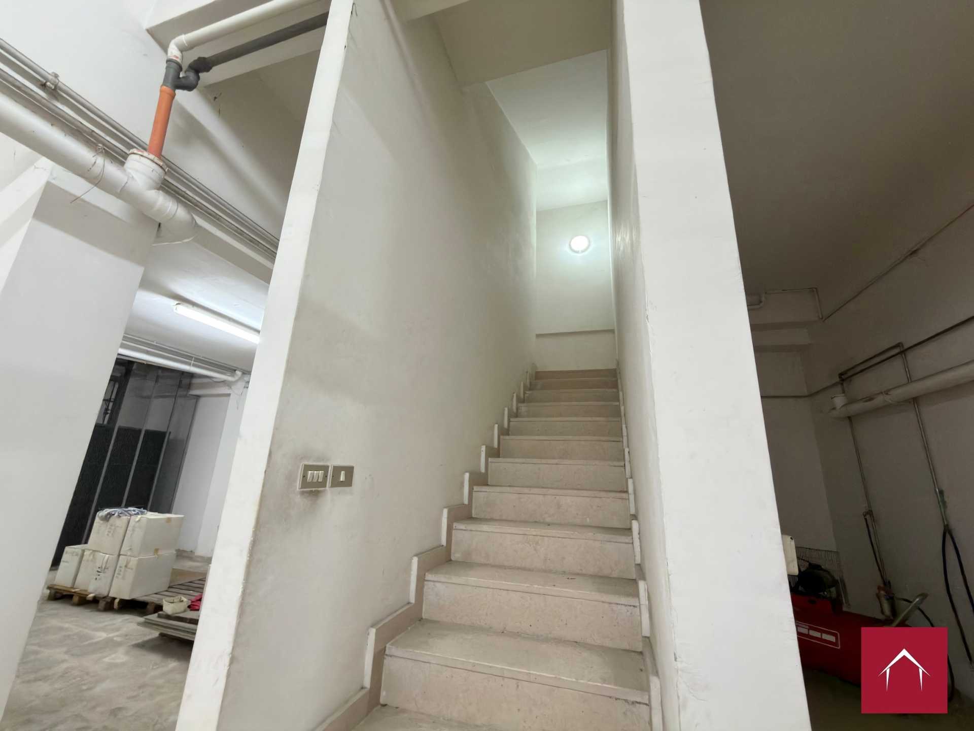 Ampio locale comm. In Via Scommegna - foto 48