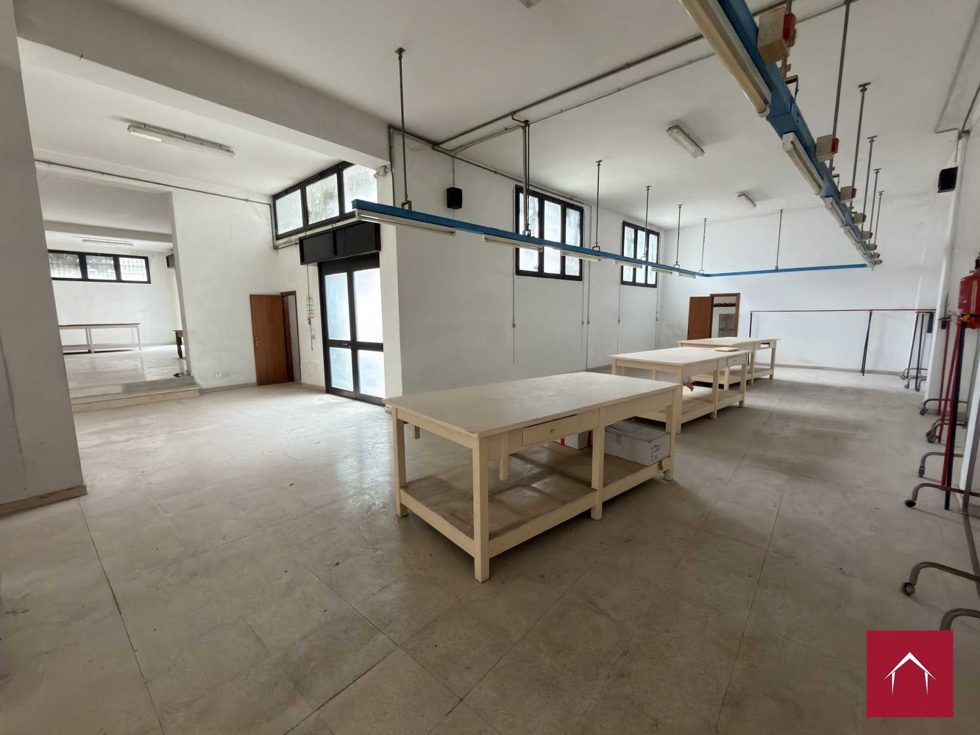 Ampio locale comm. In Via Scommegna - foto 5