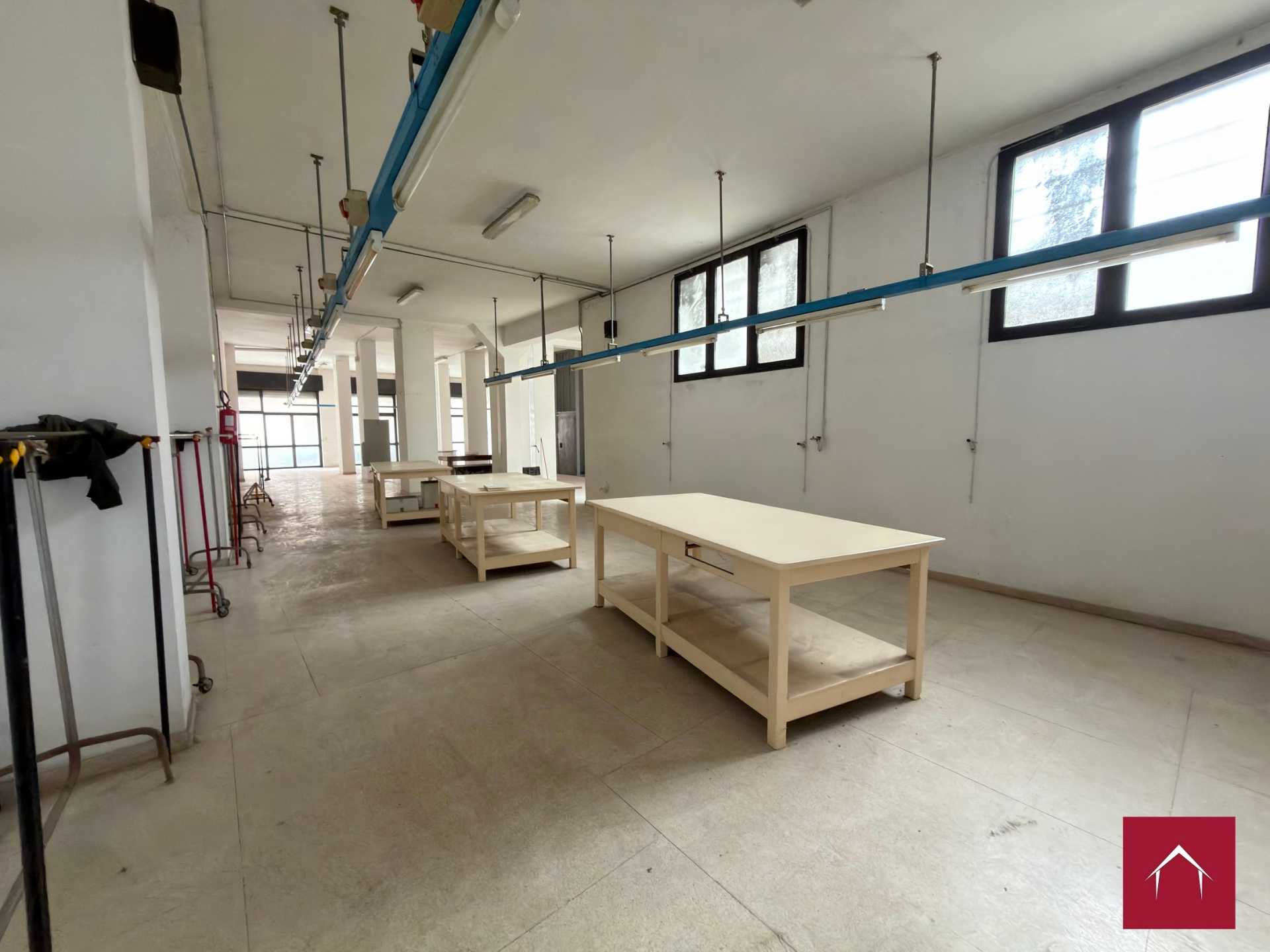 Ampio locale comm. In Via Scommegna - foto 6